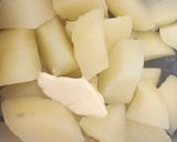 A picture of step 2 of Chestnut and potato soup.
