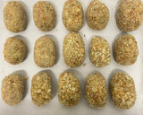 Foto del paso 7 de la receta: Croquetas de espinacas con piñones y pasas