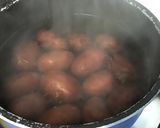 Une image de l'étape 2 de Salade surprise de pommes de terre aux tomates cerises, petits oignons blancs et lomo fumé.