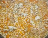 Foto del paso 5 de la receta Risotto de calabaza, champiñones, gorgonzola y crusty de salmón