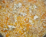 Foto del paso 5 de la receta: Risotto de calabaza, champiñones, gorgonzola y crusty de salmón
