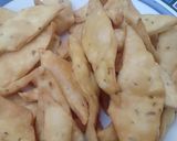 A picture of step 4 of Crispy namak pary.