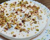 A picture of step 5 of No bake gulab jamun cheesecake.