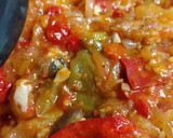Foto del paso 2 de la receta: Merzluza, con calamar y pisto