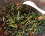 Foto langkah ke 3 dari resep Tumis Kangkung Pedas Manis.