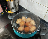 Foto del paso 1 de la receta: Huevos rellenos con gambones y verduras