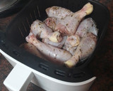 Foto del paso 6 de la receta: Muslos de pollo asados en freidora de aire con papas arrugas y mojo de pimiento