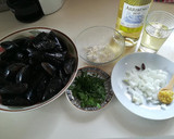 Foto del paso 1 de la receta: Mejillones en salsa verde