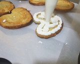 Foto del paso 3 de la receta: Palmera rellena de nata y bañada en fondant😋👍