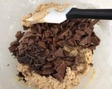 A picture of step 5 of Subway chewy chocolate chip cookies.