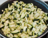 Foto del paso 1 de la receta: Pasta fresca con pollo, tofu y calabacín