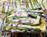 Foto del passaggio 5 della ricetta Torta salata ASPARAGI SU UN LETTO DI PANE 🍞🌱