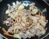 A picture of step 2 of Quick and Light Japanese-Style Seafood Yaki Udon (10 Minutes).