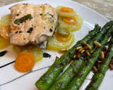 Foto del paso 6 de la receta: Salmón al papillote con guarnición y espárragos trigueros