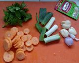 Foto langkah ke 1 dari resep Sop Ayam Bakso Sehat Bumbu Cemplung.