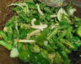 Foto langkah ke 4 dari resep Tumis Buncis Cabai Gendot.