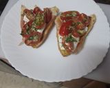 Foto del paso 2 de la receta: Tostas rústicas de jamón serrano, queso fresco y tomate cherry al ajillo