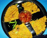 बेसन थालीपीठ (Besan Thalipeeth Recipe In Marathi) रेसिपी स्टेप 3 फोटो 