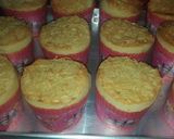 Foto langkah ke 5 dari resep Muffin yoghurt keju tanpa mixer.