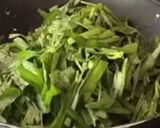 รูปขั้นตอนการทำที่ 2 ของ ผักบุ้งผัดพริกแกงไข่เค็ม