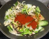 Foto langkah ke 2 dari resep Jjamppong (Mie Kuah Seafood Pedas ala Korea).