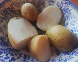 Foto del paso 1 de la receta: Ensalada de patatas de Sanlúcar alioli con anchoas y aceitunas