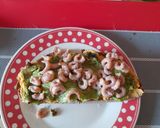 A picture of step 5 of Easy healthy lunch: toast with avocado and shrimps.