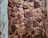 Foto del paso 9 de la receta: Brownie con galletas de chocolate