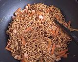 Foto langkah ke 3 dari resep Mie Goreng Praktis.