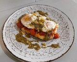 Foto del paso 6 de la receta: Tosta de huevo frito, tomate cherry con pesto y queso fundido