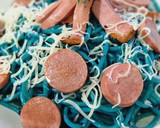 Foto del paso 4 de la receta: Spaghetti azules con pulpitos de salchicha