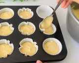 Foto langkah ke 3 dari resep Strawberry Cupcake.
