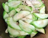 Hình bước làm 2 của món Mướp Xào Nấm Dai