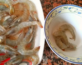 Foto del paso 1 de la receta: Huevos rotos con gulas y langostinos