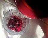 Foto del paso 2 de la receta: Tisana fría de manzana, fresa y jamaica