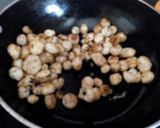 A picture of step 3 of Caramelized makhana.