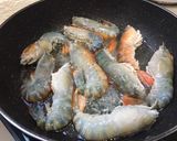 รูปขั้นตอนการทำที่ 2 ของ กุ้งผัดพริกเกลือ