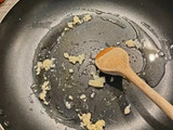 Medvehagymás-juhtúrós spagetti brokkolis zöldségfasírttal
