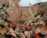Foto langkah ke 5 dari resep Bihun Goreng.