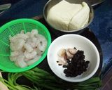 A picture of step 1 of Toufu steam shrimp.