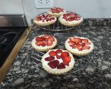 Foto del paso 4 de la receta: Tarta con crema chantilly y frutillas