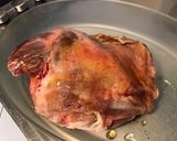 Une image de l'étape 4 de Épaule d'agneau confite au miel et abricot, ail en chemise.