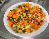 Une image de l'étape 16 de Salade composée de melon, tomates, concombre, oignon doux, feta et menthe.