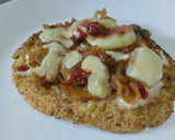 Foto del paso 6 de la receta: Torticas de coliflor a la pizza🍕de cebolla caramelizada🧅, queso crema🧀, tomate🍅