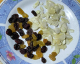 Foto del paso 1 de la receta: Muslos de pollo estofados con almendras, arándanos y pasas