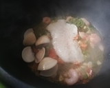 Foto del paso 1 de la receta: Sopa de merluza y almejas blancas