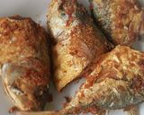 Foto langkah ke 4 dari resep Ikan goreng kembung simple.