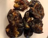A picture of step 1 of Dates Cinnamon Shake.
