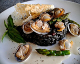 Foto del paso 15 de la receta: Risotto nero con vongole e telline con parmigiano e mela aioli