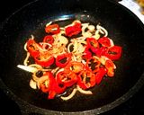 Foto del paso 2 de la receta Huevo revuelto con hortalizas 🥚 🌶